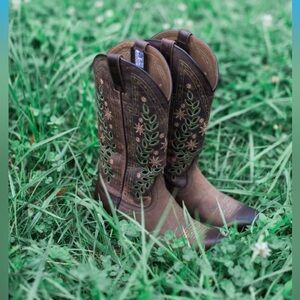 Women's Ariat Arrosa Leather Cowboy Boots